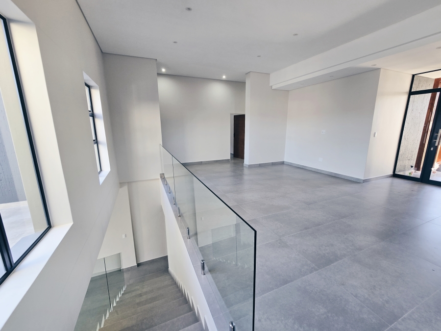 5 Bedroom Property for Sale in Outeniquasbosch Western Cape